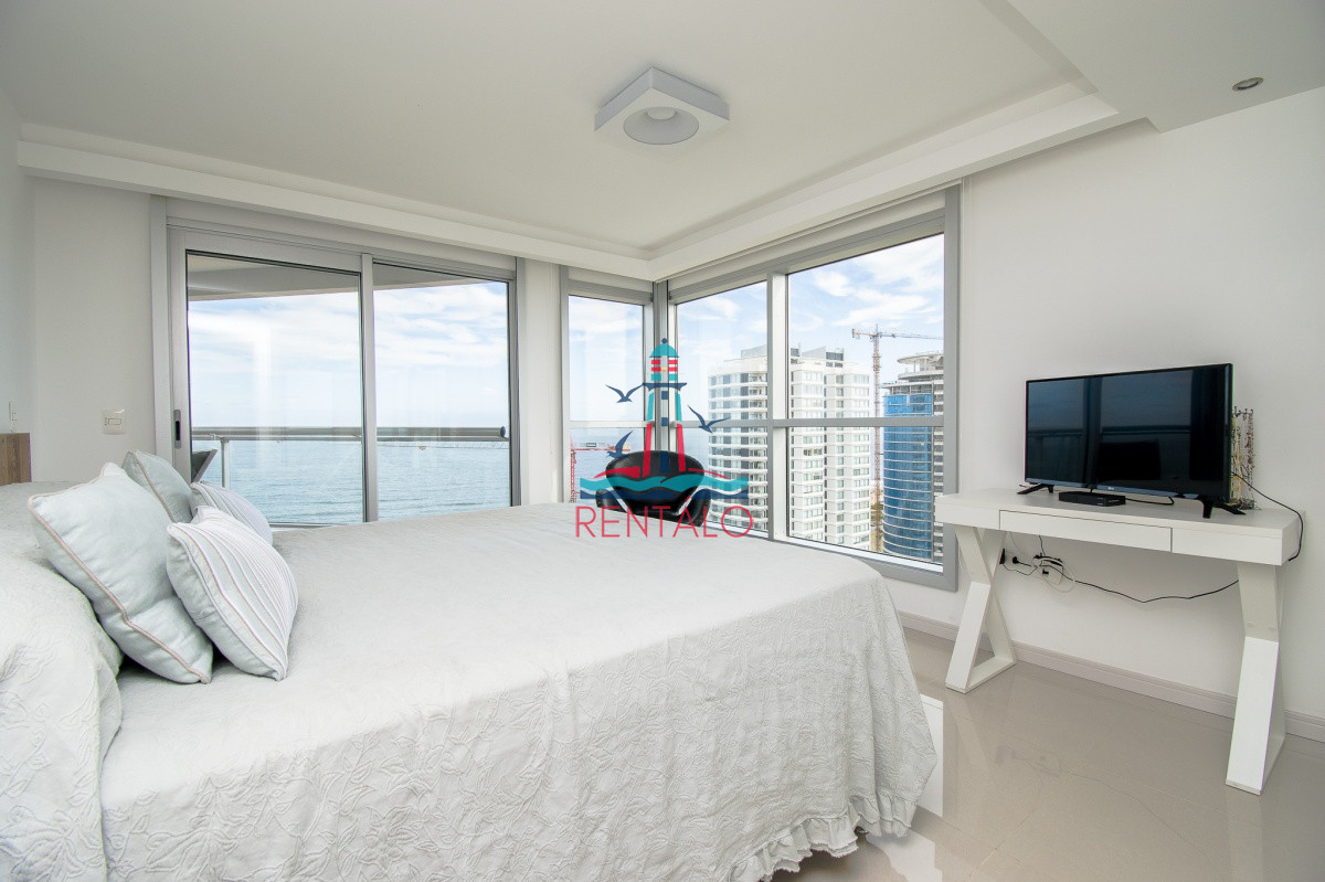 Apartamento ID.557 - Apartamento de 3 Dormitorios + Dependencia y Parrillero en Frente a Playa Brava, Punta del Este
