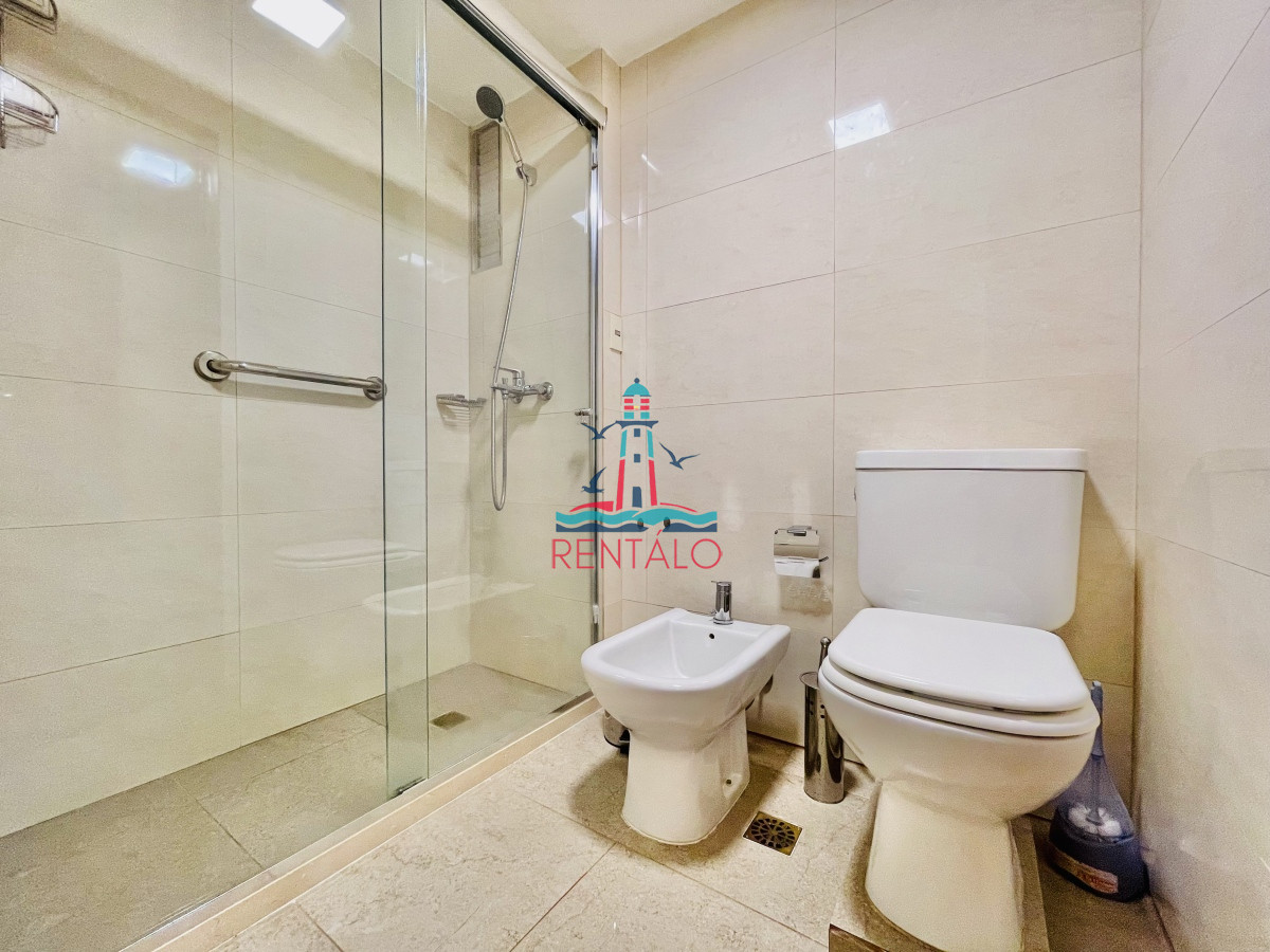 Apartamento ID.37 - Apartamento de 3 Dormitorios en Playa Mansa con Vista al Mar en Venta!