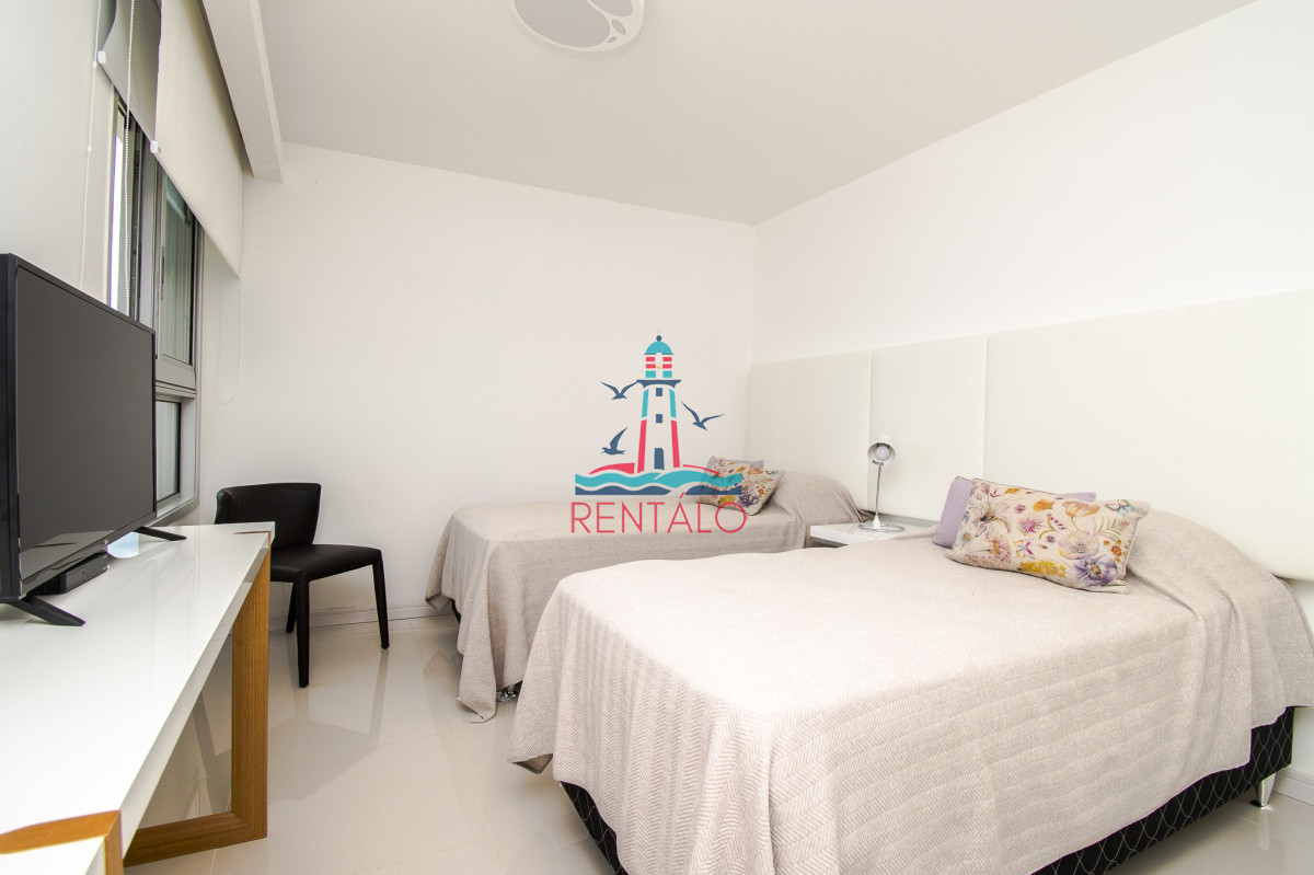 Apartamento ID.557 - Apartamento de 3 Dormitorios + Dependencia y Parrillero en Frente a Playa Brava, Punta del Este