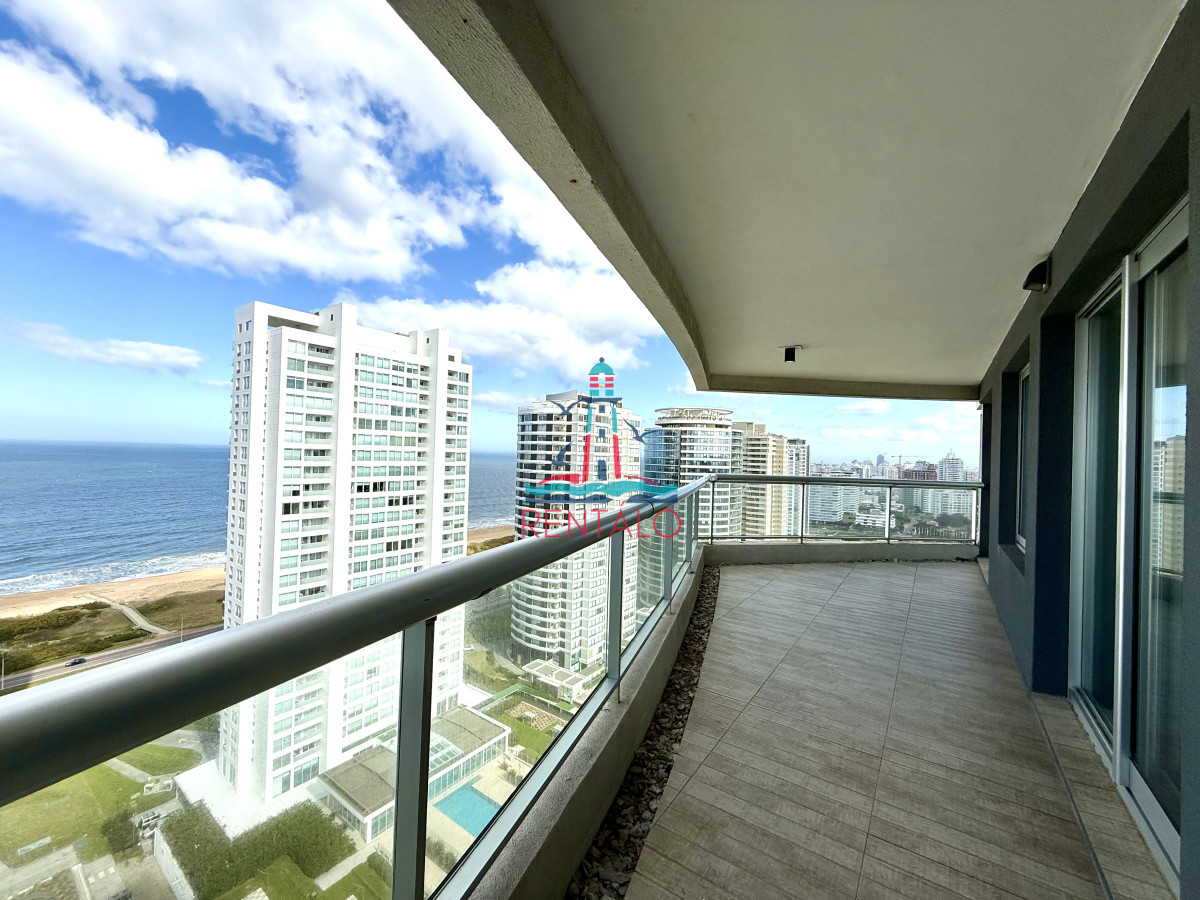 Apartamento ID.557 - Apartamento de 3 Dormitorios + Dependencia y Parrillero en Frente a Playa Brava, Punta del Este