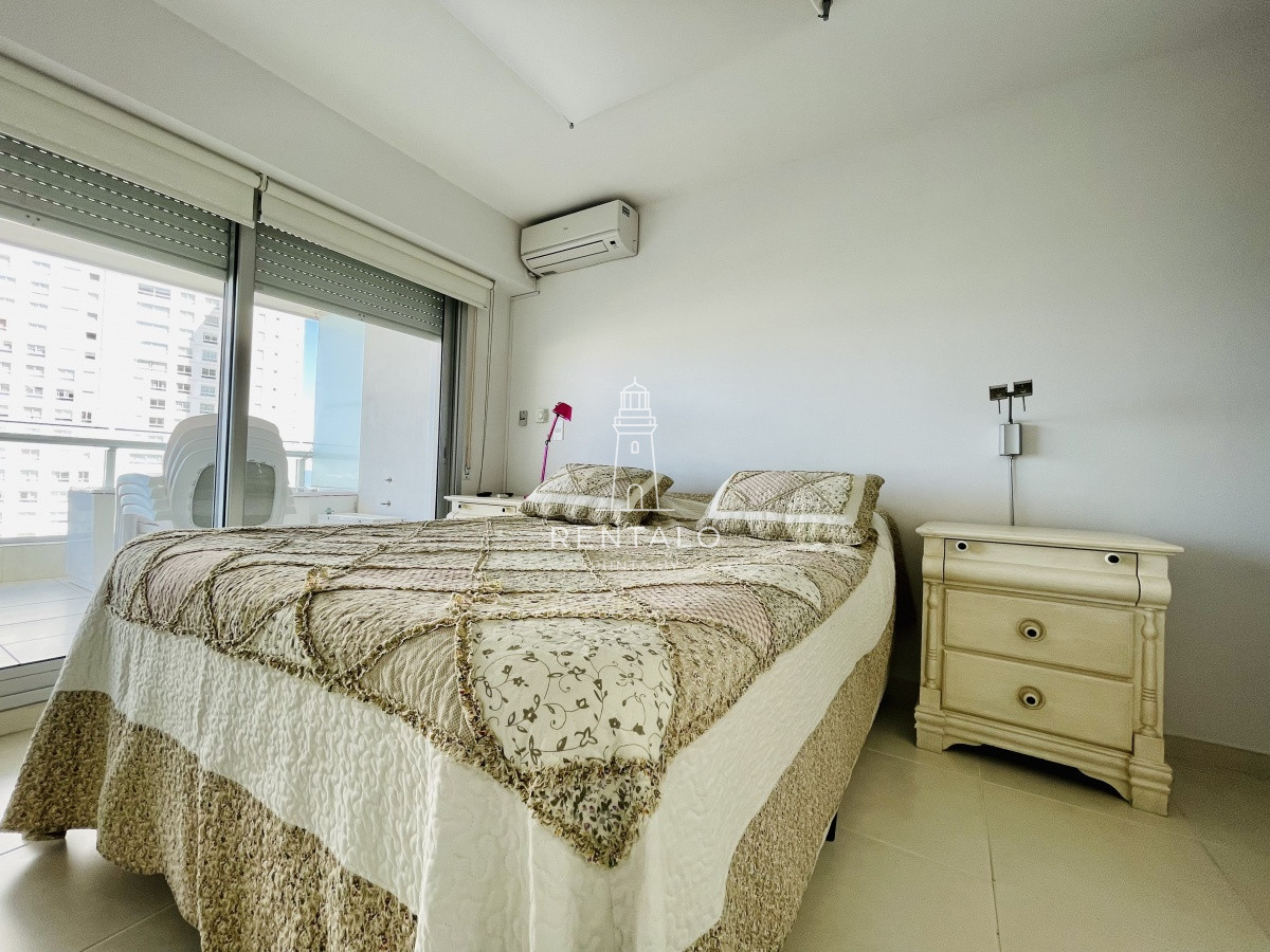 Apartamento ID.1029 - Apartamento de 2 Dormitorios a metros del mar y torre moderna, playa Mansa, Punta del Este