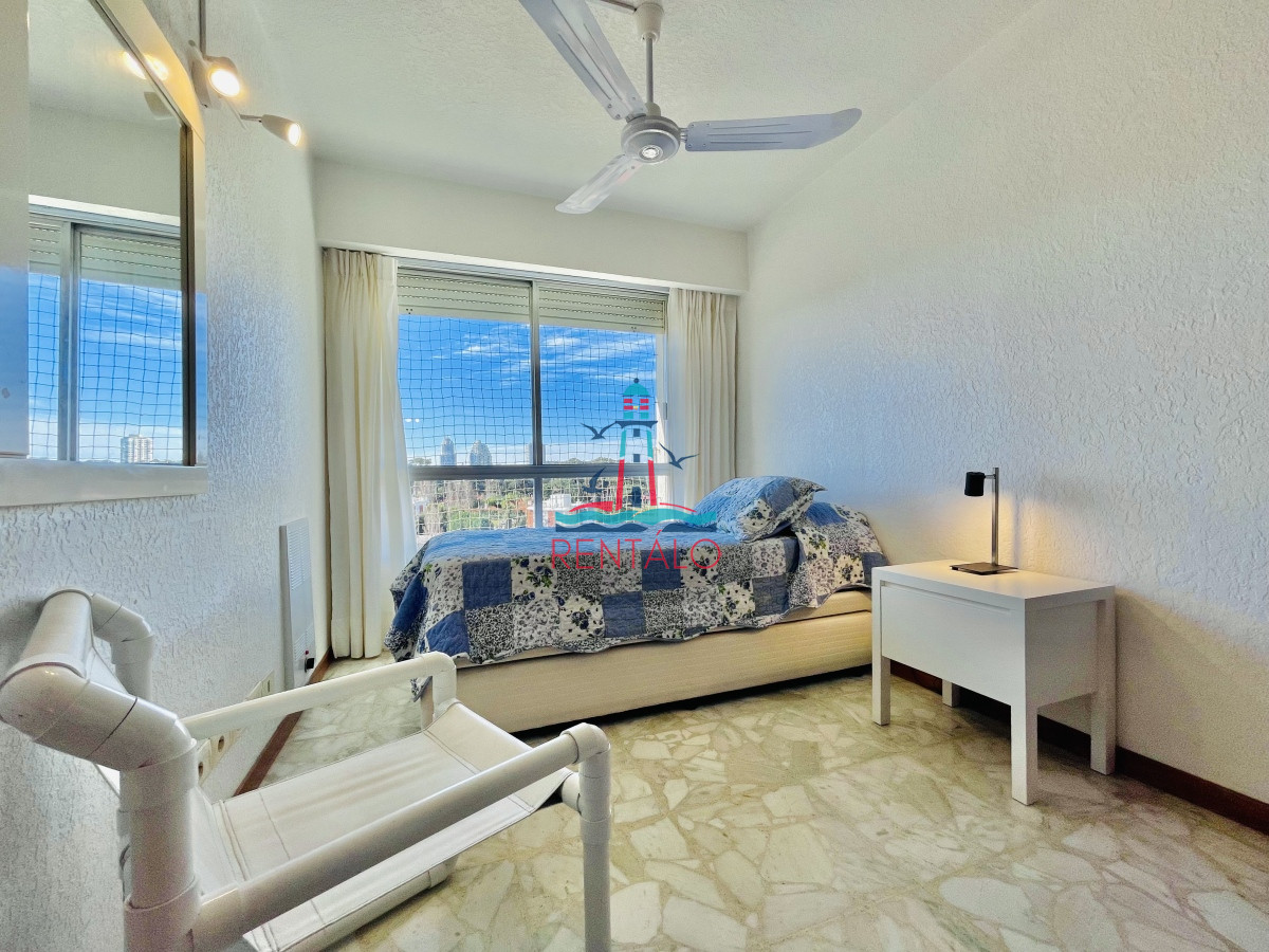 Apartamento ID.37 - Apartamento de 3 Dormitorios en Playa Mansa con Vista al Mar en Venta!