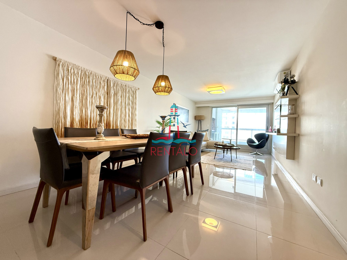 Apartamento ID.557 - Apartamento de 3 Dormitorios + Dependencia y Parrillero en Frente a Playa Brava, Punta del Este