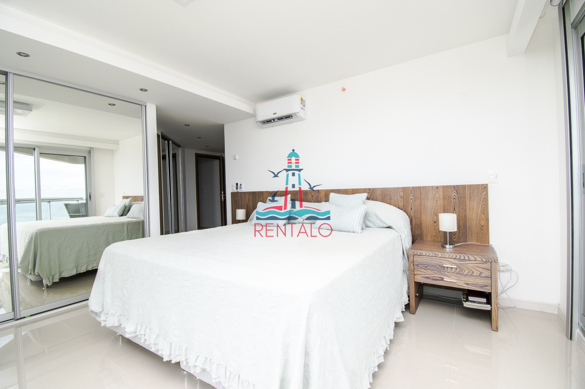 Apartamento ID.557 - Apartamento de 3 Dormitorios + Dependencia y Parrillero en Frente a Playa Brava, Punta del Este