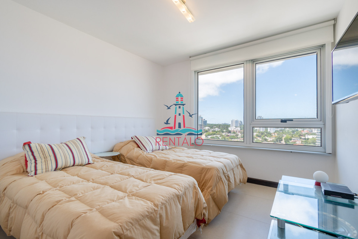 Apartamento ID.588 - Venta de Excelente Apartamento de 3 Dormitorios con Vista al Mar, Playa Mansa, Punta del Este