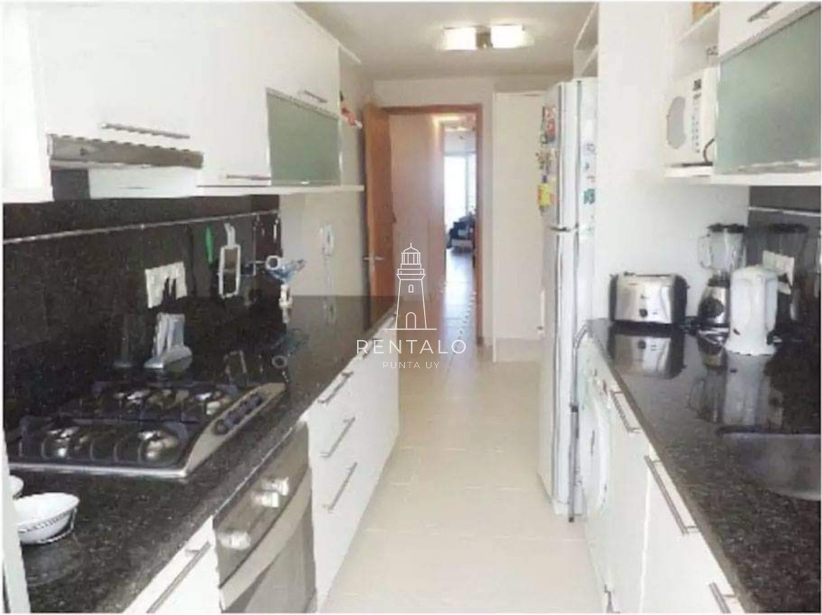 Apartamento ID.1029 - Apartamento de 2 Dormitorios a metros del mar y torre moderna, playa Mansa, Punta del Este