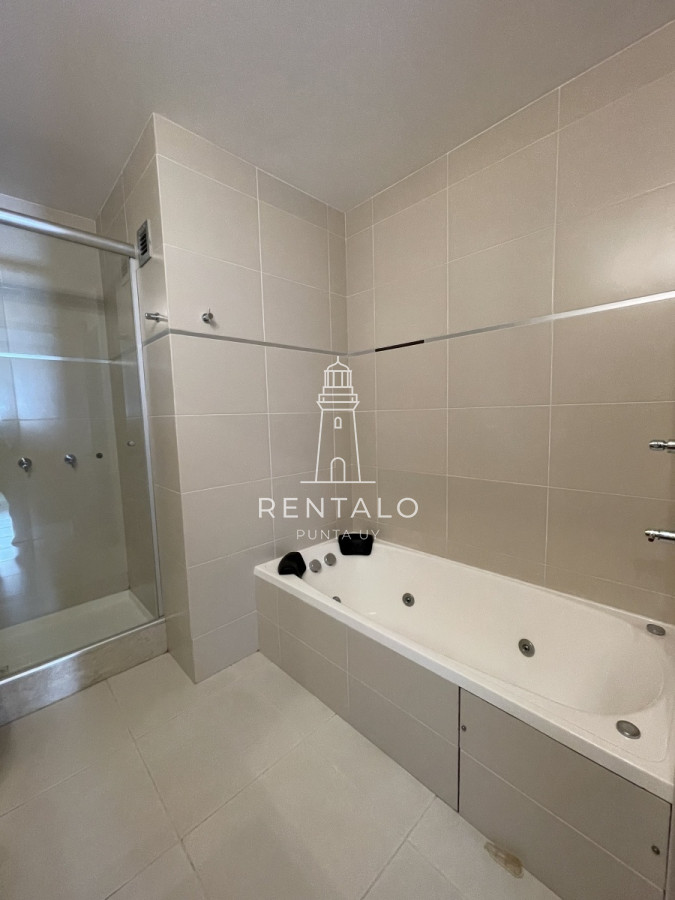 Apartamento ID.1029 - Apartamento de 2 Dormitorios a metros del mar y torre moderna, playa Mansa, Punta del Este