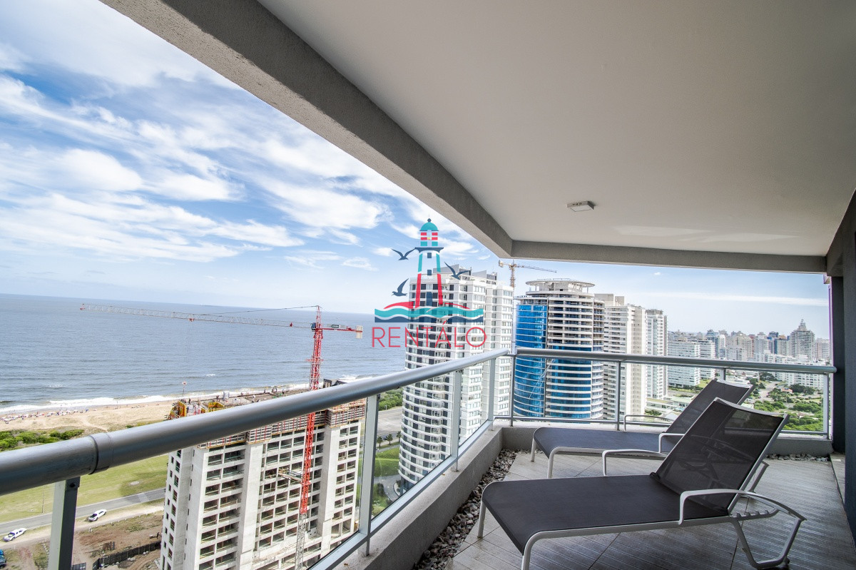 Apartamento ID.557 - Apartamento de 3 Dormitorios + Dependencia y Parrillero en Frente a Playa Brava, Punta del Este