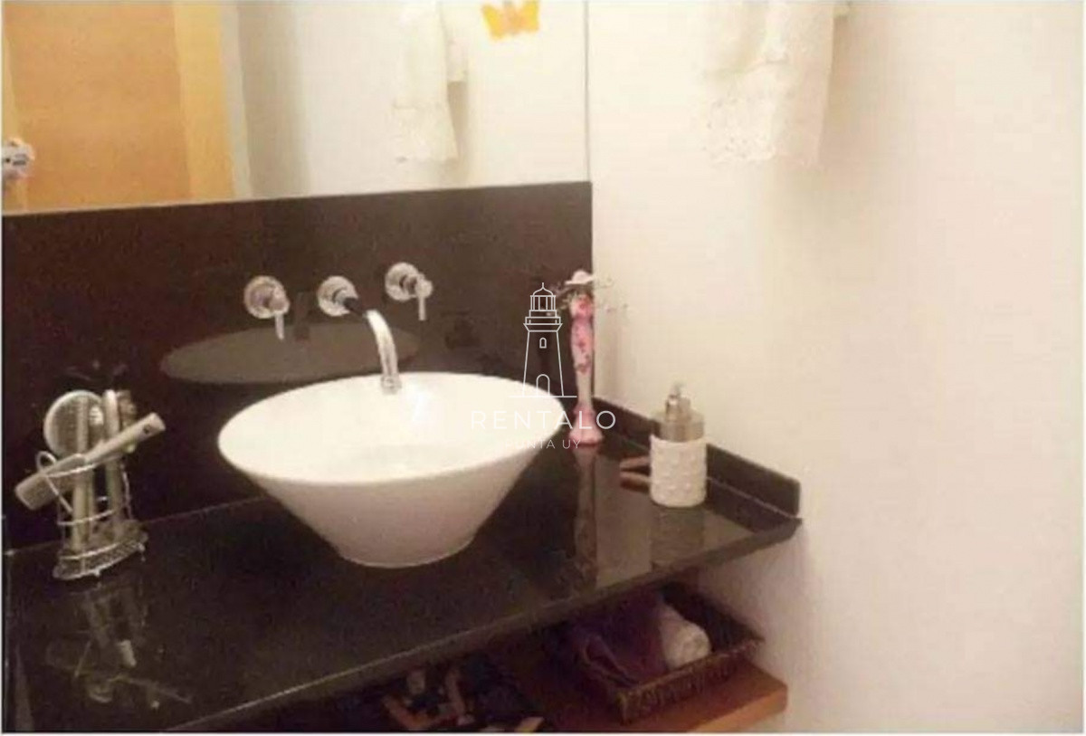 Apartamento ID.1029 - Apartamento de 2 Dormitorios a metros del mar y torre moderna, playa Mansa, Punta del Este