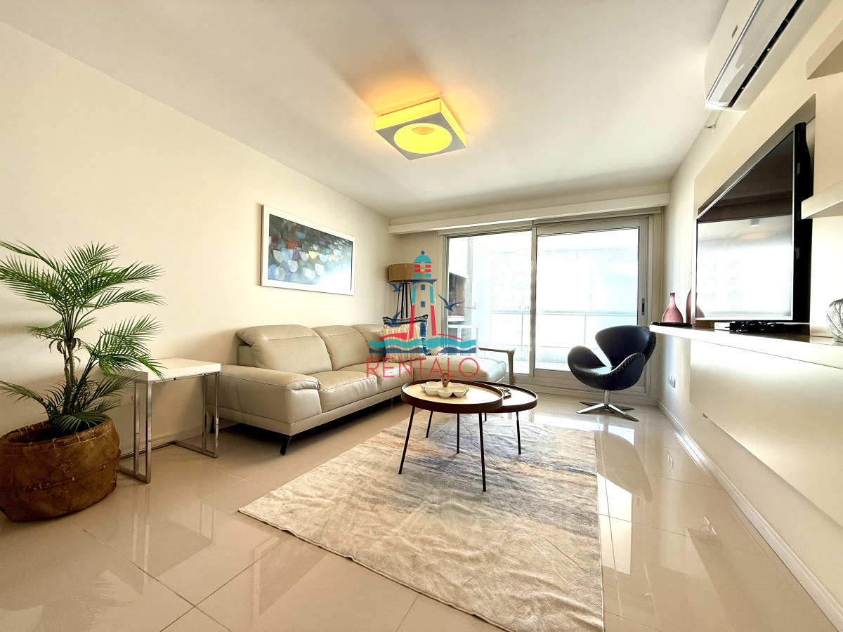 Apartamento ID.557 - Apartamento de 3 Dormitorios + Dependencia y Parrillero en Frente a Playa Brava, Punta del Este