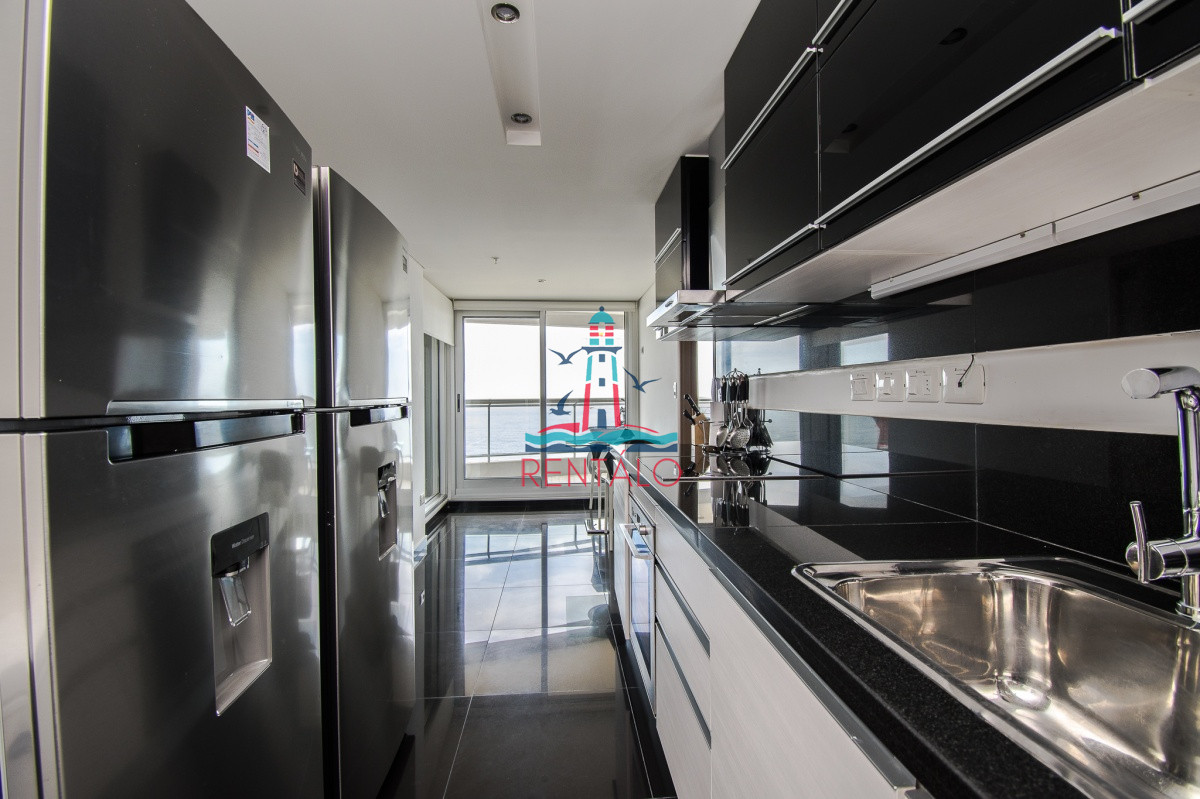 Apartamento ID.557 - Apartamento de 3 Dormitorios + Dependencia y Parrillero en Frente a Playa Brava, Punta del Este