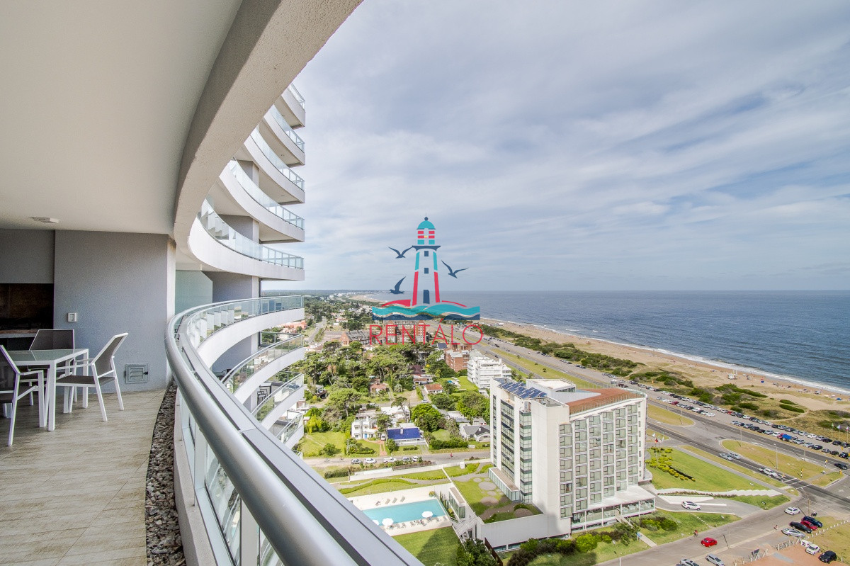 Apartamento ID.557 - Apartamento de 3 Dormitorios + Dependencia y Parrillero en Frente a Playa Brava, Punta del Este