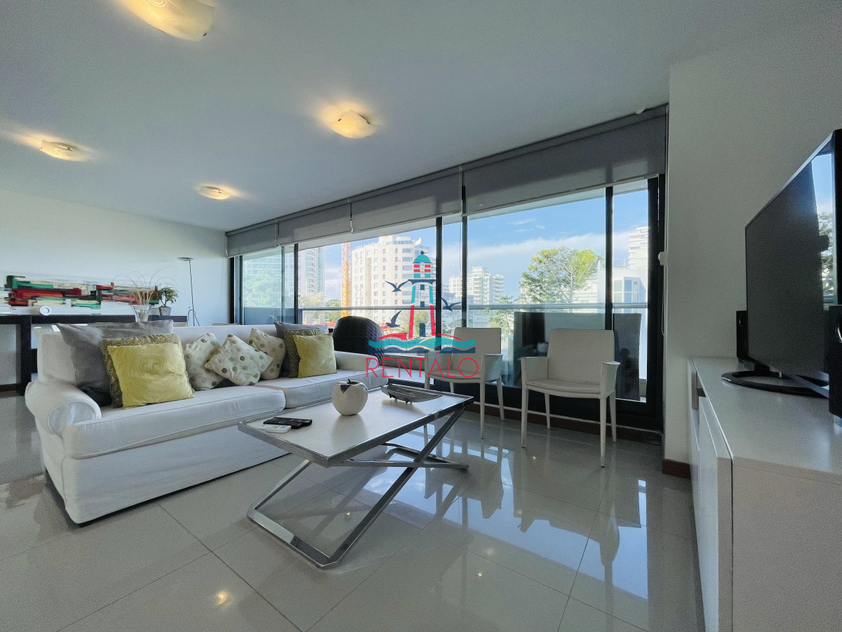 Apartamento ID.707 - Apartamento de 2 Dormitorios en Punta del este con Parrillero Frente a Playa Brava, Punta del Este