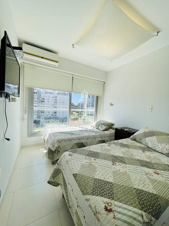 Apartamento ID.1029 - Apartamento de 2 Dormitorios a metros del mar y torre moderna, playa Mansa, Punta del Este