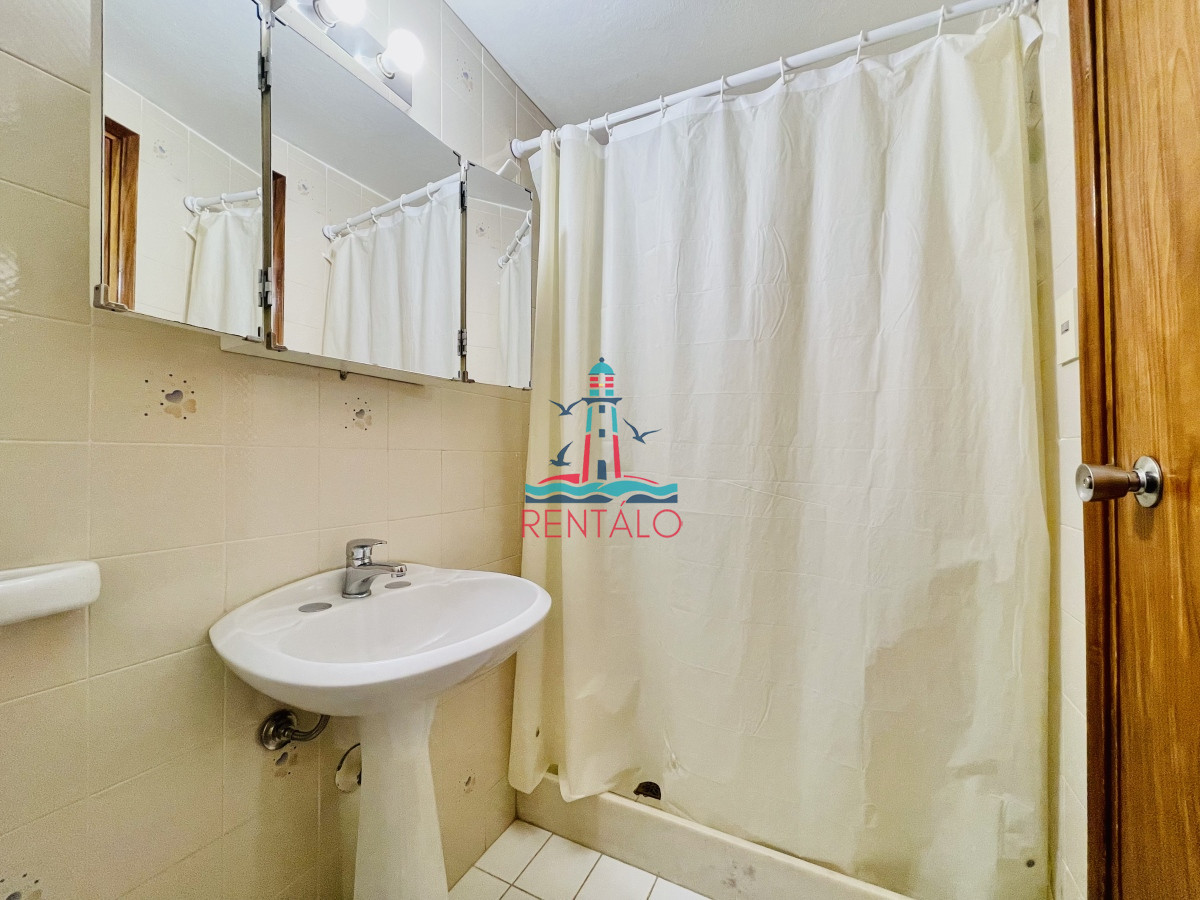 Apartamento ID.37 - Apartamento de 3 Dormitorios en Playa Mansa con Vista al Mar en Venta!