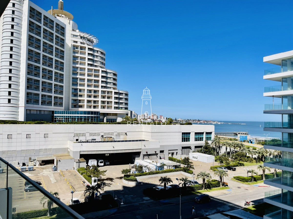 Apartamento ID.1029 - Apartamento de 2 Dormitorios a metros del mar y torre moderna, playa Mansa, Punta del Este