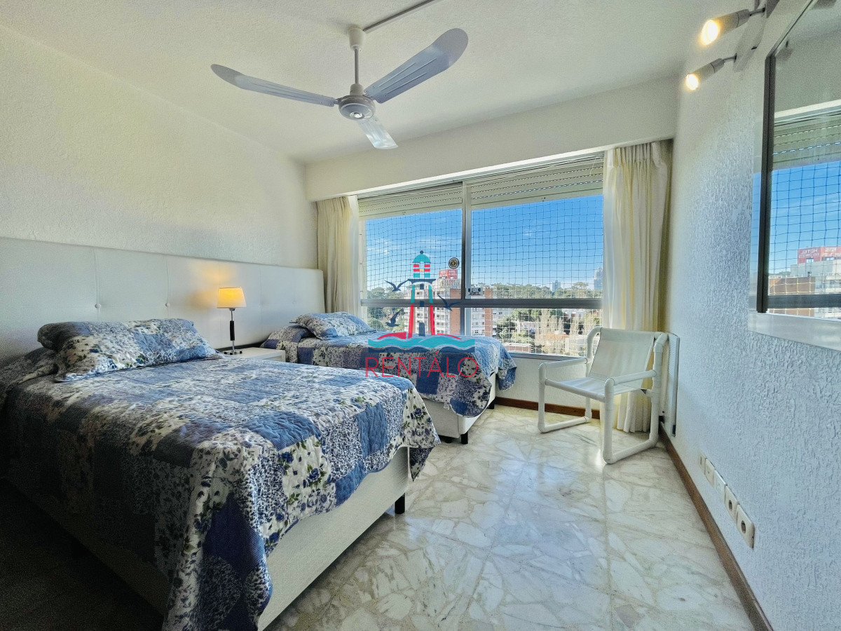 Apartamento ID.37 - Apartamento de 3 Dormitorios en Playa Mansa con Vista al Mar en Venta!