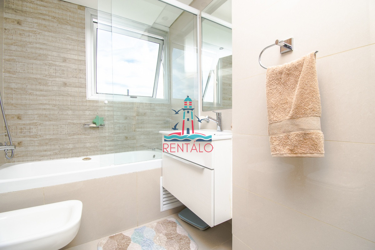 Apartamento ID.557 - Apartamento de 3 Dormitorios + Dependencia y Parrillero en Frente a Playa Brava, Punta del Este