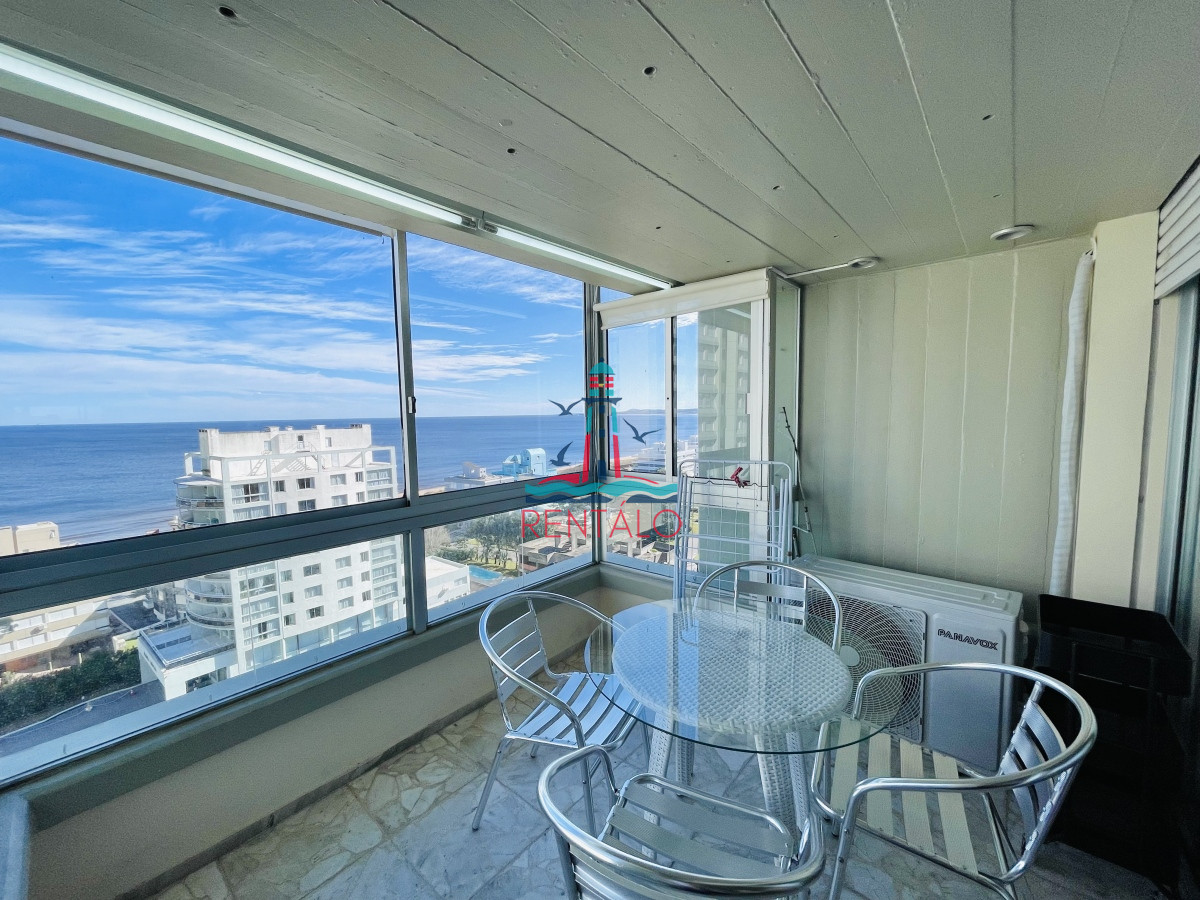 Apartamento ID.37 - Apartamento de 3 Dormitorios en Playa Mansa con Vista al Mar en Venta!