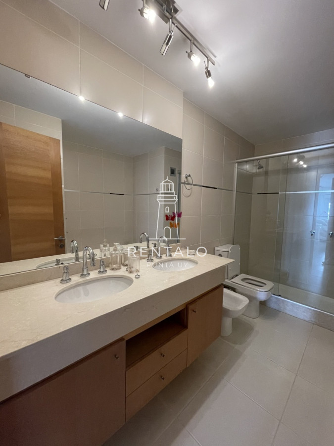 Apartamento ID.1029 - Apartamento de 2 Dormitorios a metros del mar y torre moderna, playa Mansa, Punta del Este