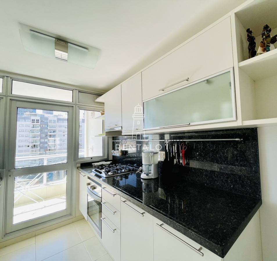 Apartamento ID.1029 - Apartamento de 2 Dormitorios a metros del mar y torre moderna, playa Mansa, Punta del Este
