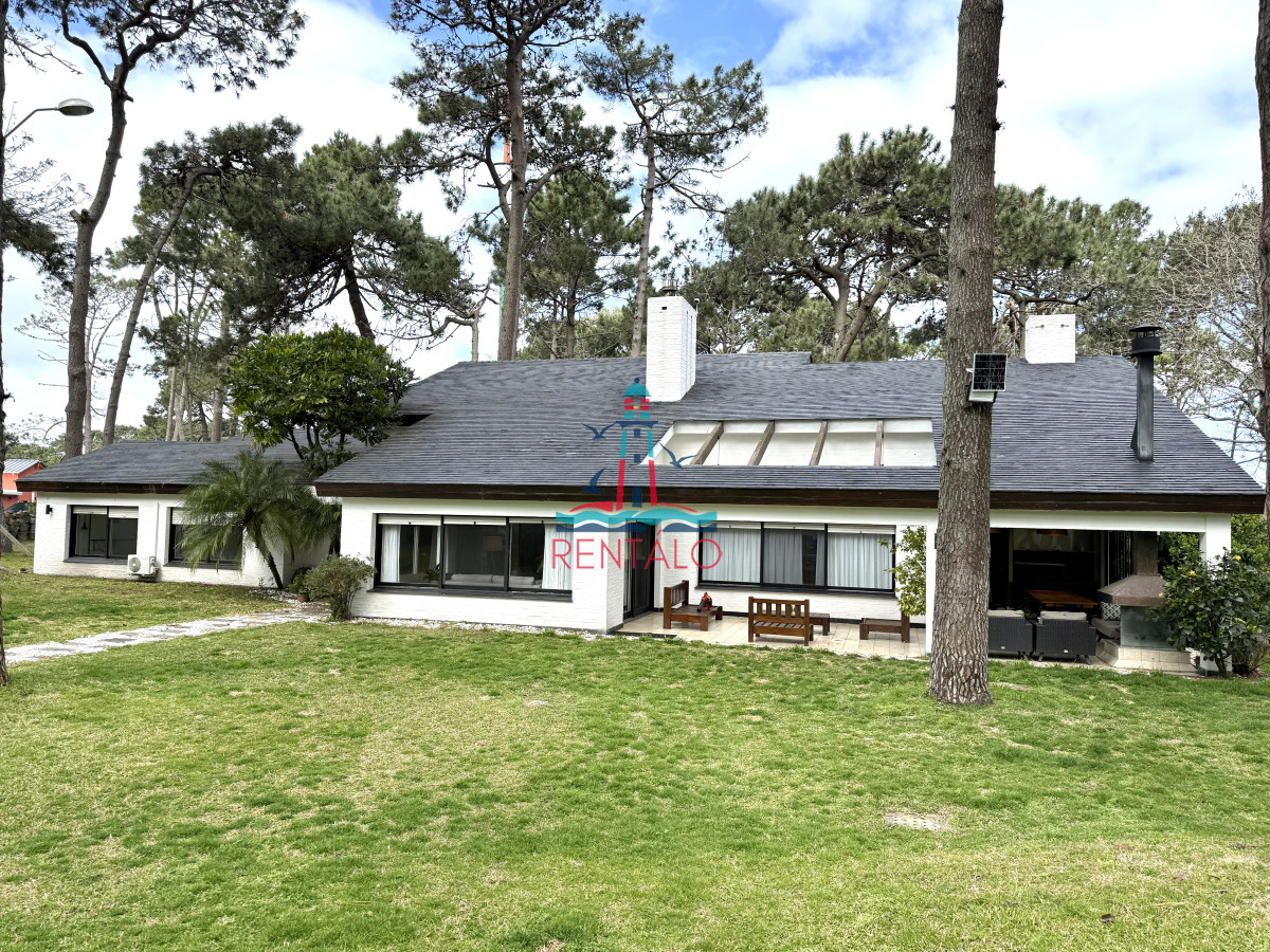 Casa ID.606 - Casa en alquiler de temporada con 4 suites más dependencia en 4500 m2 piscina y parrillero 