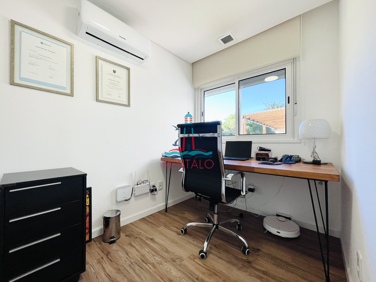 Casa ID.614 - Casa de 4 Dormitorios en venta en Punta del este  Piscina Climatizada y Parrillero en Punta Ballena, Barrio Semi Privado