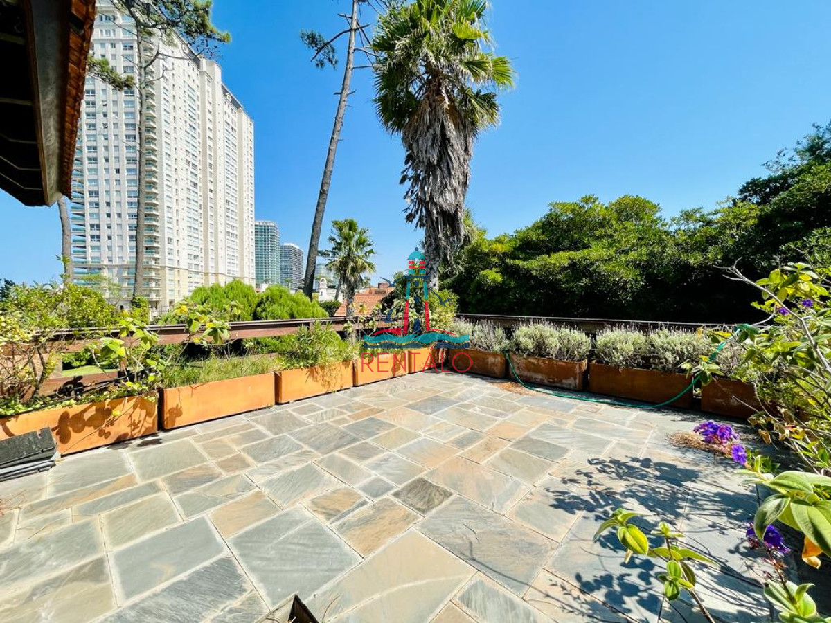 Casa ID.620 - Casa de 4 Dormitorios en Playa Mansa - Punta del Este