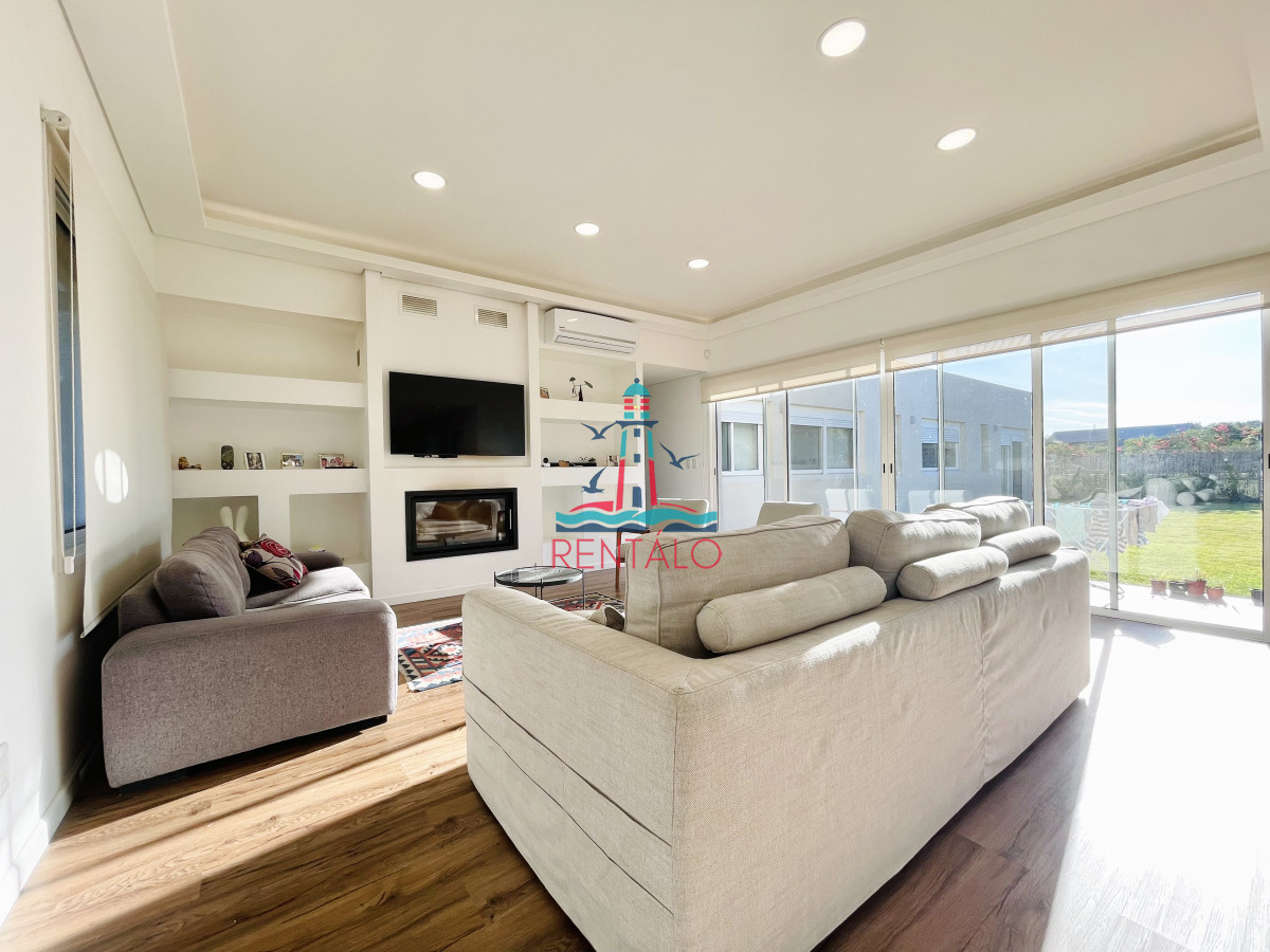 Casa ID.614 - Casa de 4 Dormitorios en venta en Punta del este  Piscina Climatizada y Parrillero en Punta Ballena, Barrio Semi Privado