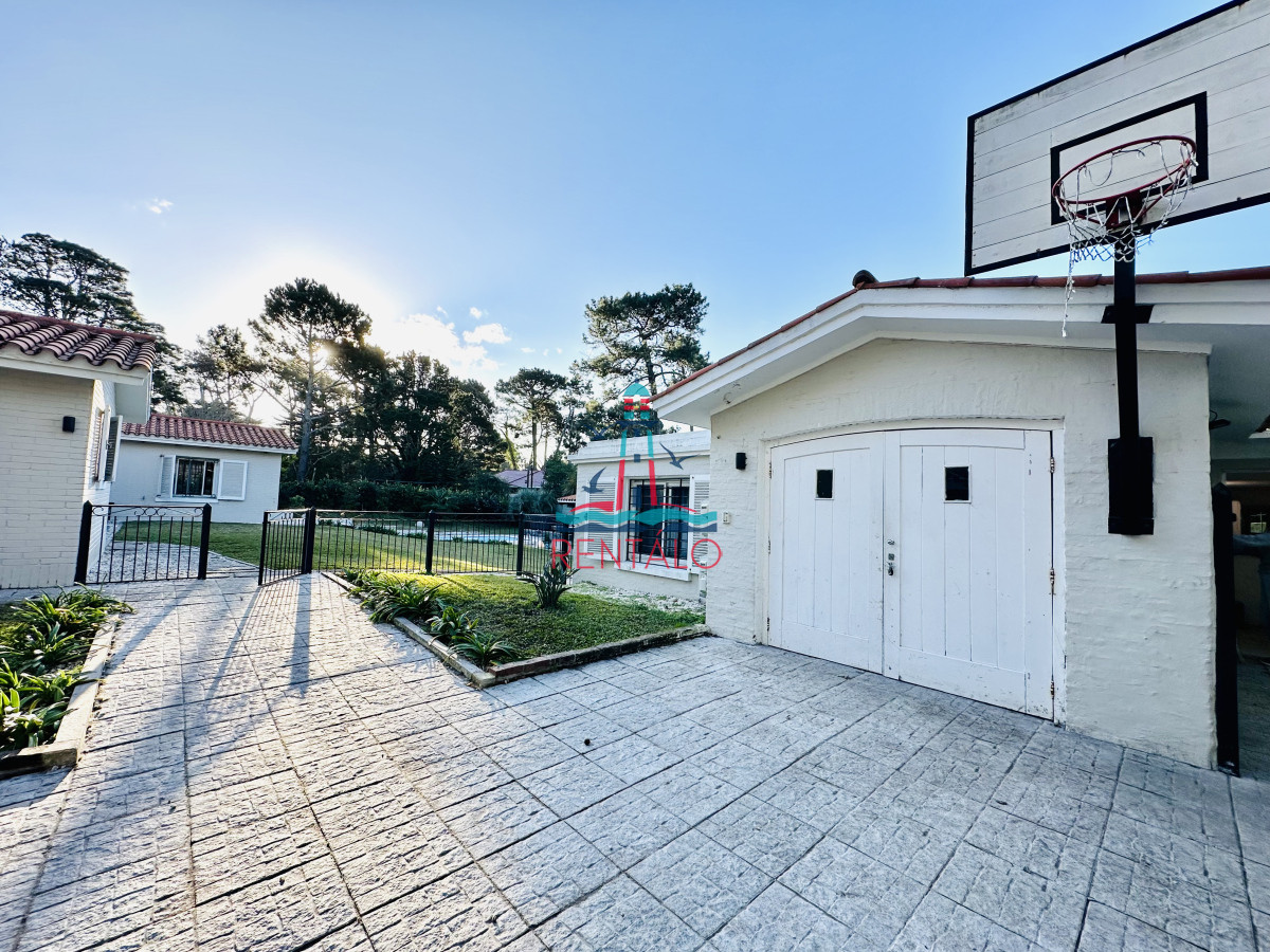 Casa ID.471 - Espectacular Casa Moderna de 5 Dormitorios con Piscina Climatizada en Alquiler de Temporada