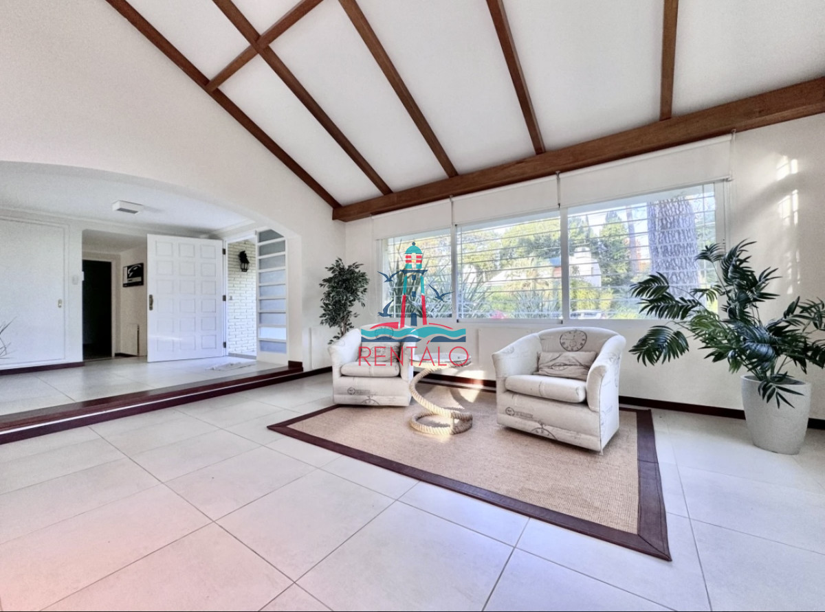 Casa ID.713 - Casa de 4 Dormitorios en Punta del este en Playa Mansa a Pocas Cuadras del Mar