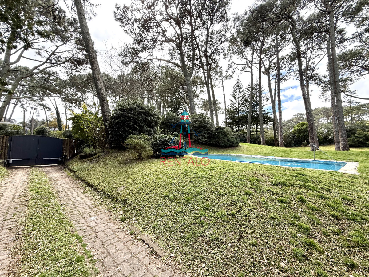 Casa ID.606 - Casa en alquiler de temporada con 4 suites más dependencia en 4500 m2 piscina y parrillero 