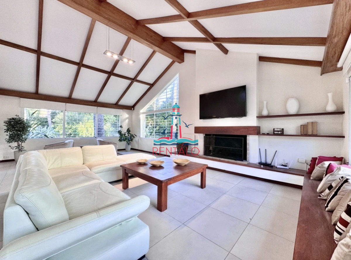 Casa ID.713 - Casa de 4 Dormitorios en Punta del este en Playa Mansa a Pocas Cuadras del Mar