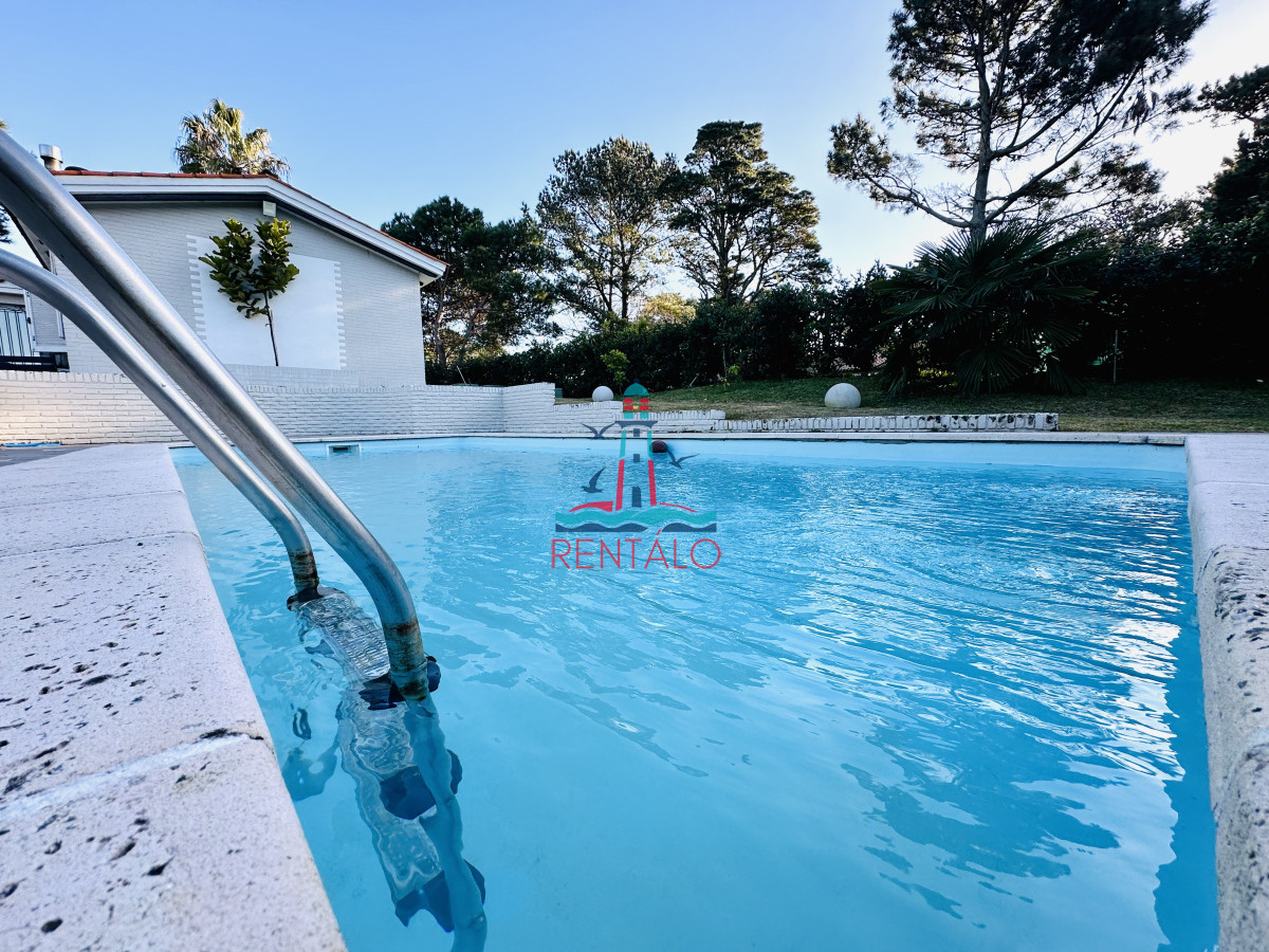 Casa ID.471 - Espectacular Casa Moderna de 5 Dormitorios con Piscina Climatizada en Alquiler de Temporada