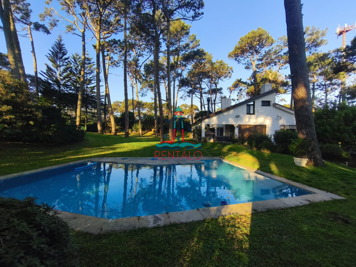 Casa ID.606 - Casa en alquiler de temporada con 4 suites más dependencia en 4500 m2 piscina y parrillero 