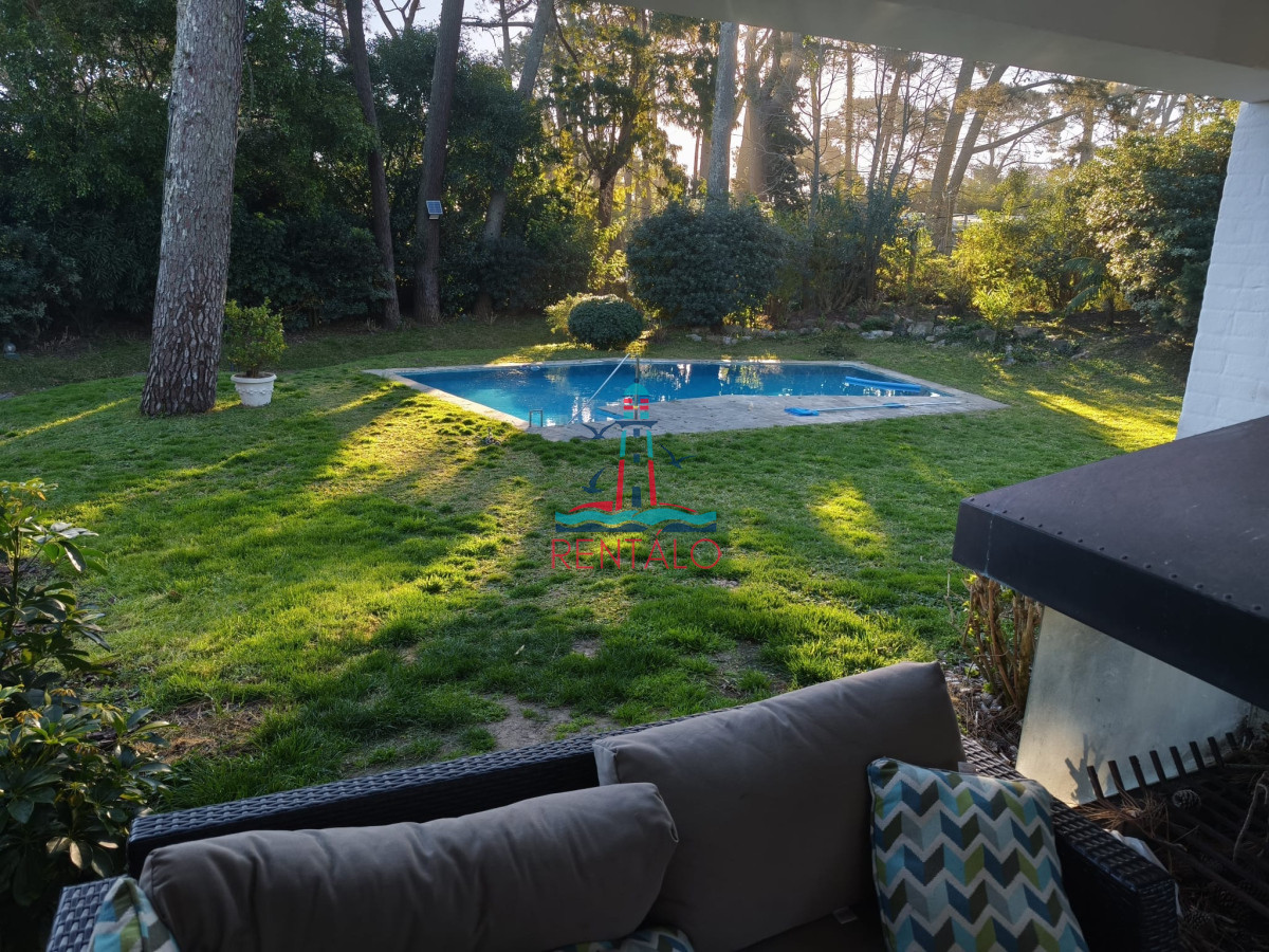 Casa ID.606 - Casa en alquiler de temporada con 4 suites más dependencia en 4500 m2 piscina y parrillero 