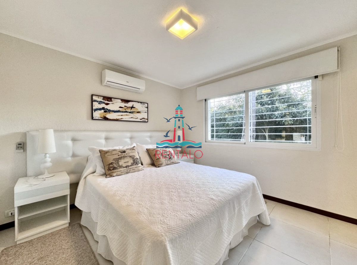 Casa ID.713 - Casa de 4 Dormitorios en Punta del este en Playa Mansa a Pocas Cuadras del Mar