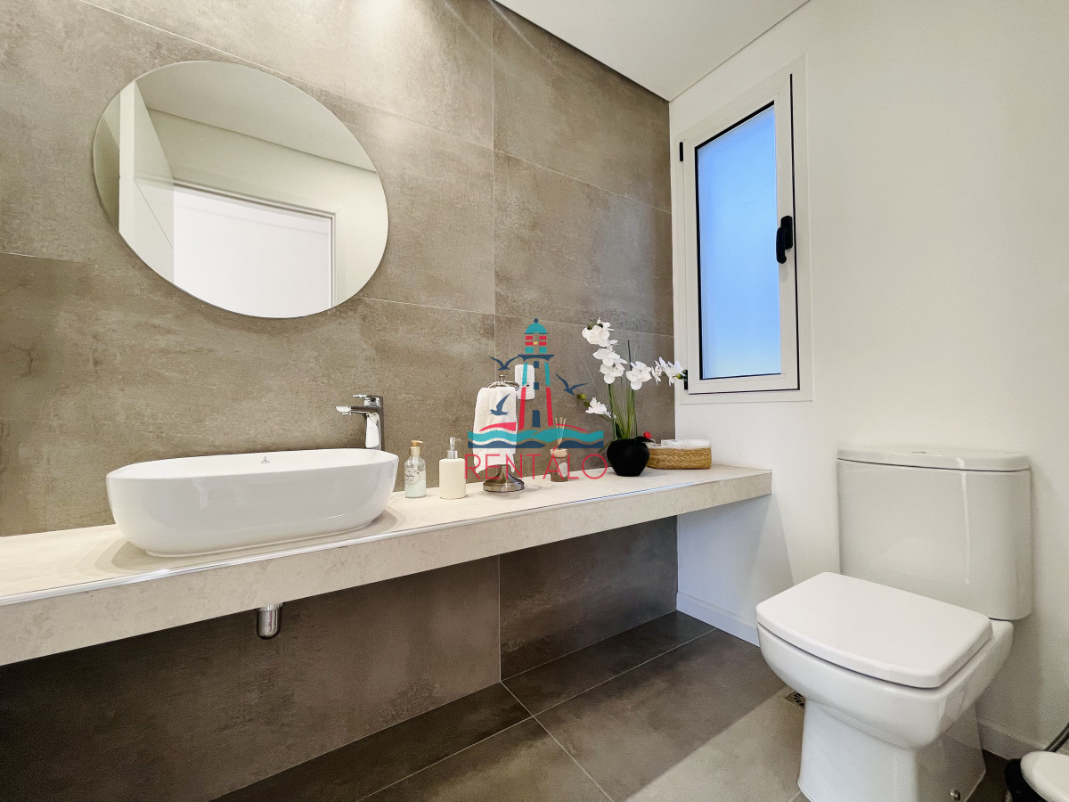 Casa ID.614 - Casa de 4 Dormitorios en venta en Punta del este  Piscina Climatizada y Parrillero en Punta Ballena, Barrio Semi Privado