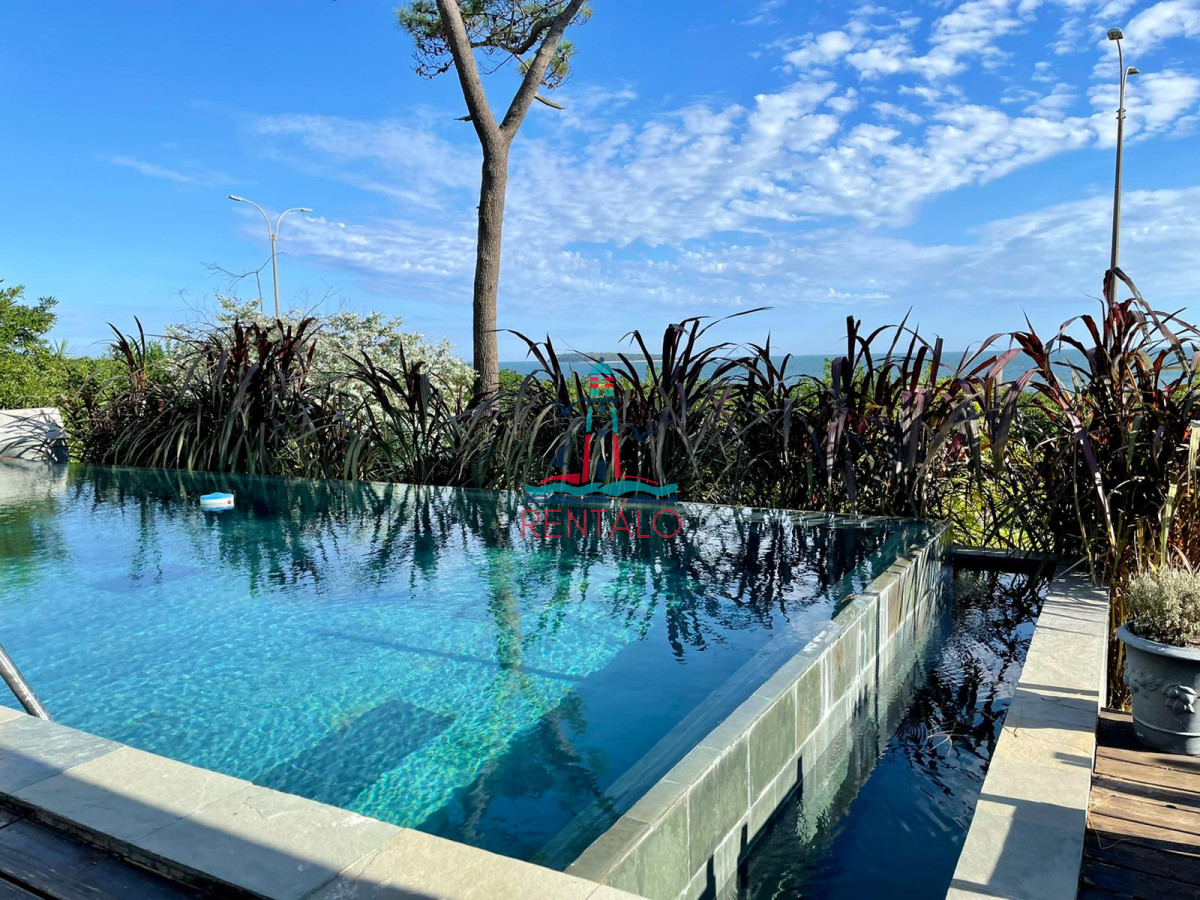 Casa ID.113 - Venta Casa de 4 Dormitorios Frente a Playa Mansa - Punta del Este