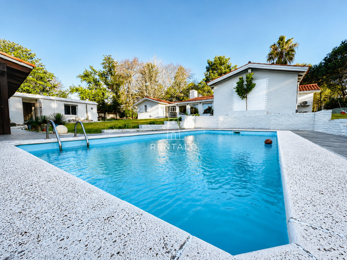 Casa ID.471 - Espectacular Casa Moderna de 5 Dormitorios con Piscina Climatizada en Alquiler de Temporada