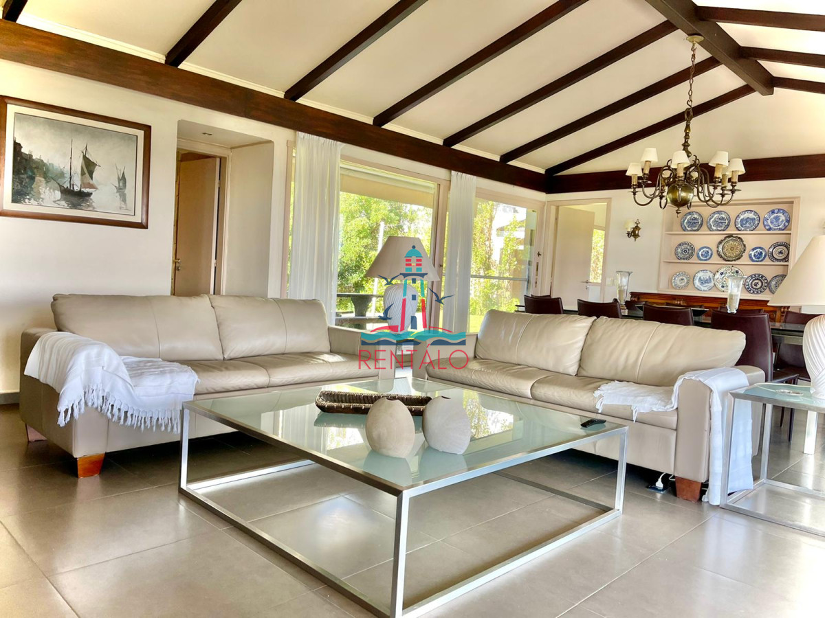 Casa ID.113 - Venta Casa de 4 Dormitorios Frente a Playa Mansa - Punta del Este