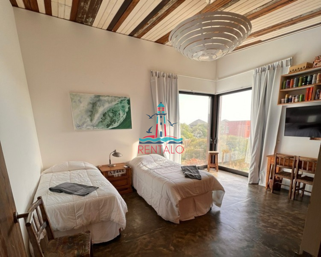 Casa ID.504 - Venta y alquiler temporario de maravillosa casa a pasos del Mar con cinco dormitorios en suite, Punta Piedras, Manantiales