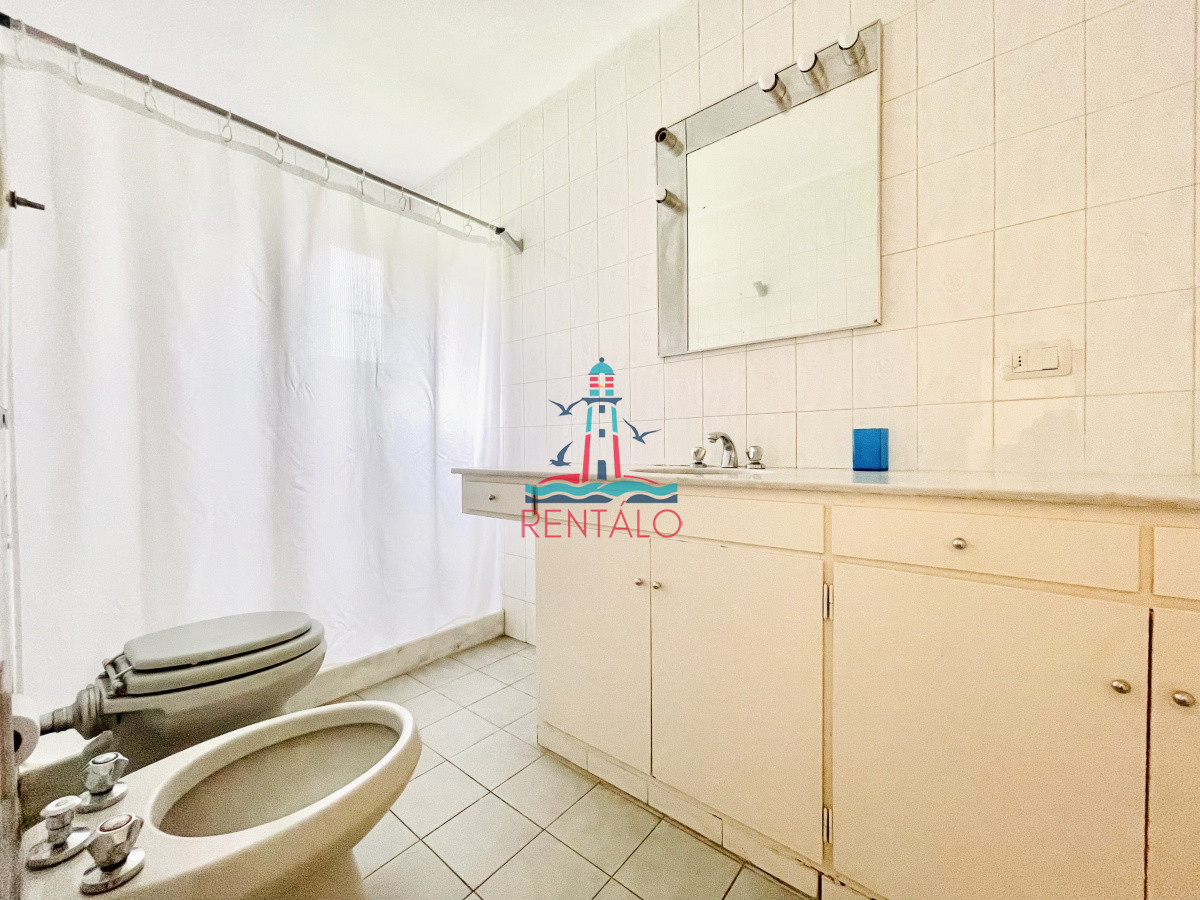Casa ID.231 - Alquiler Anual, Casa de 4 Dormitorios, Parrillero y Piscina a pocos metros del Mar, Playa Mansa