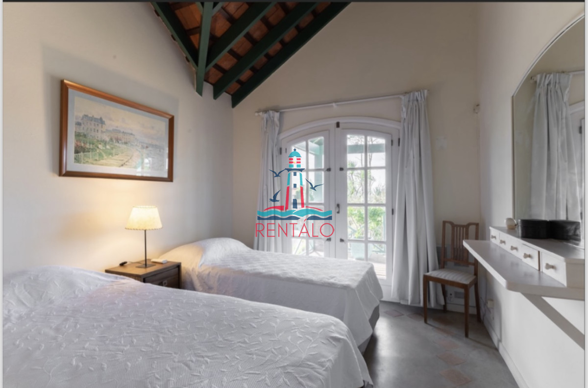 Casa ID.512 - casa en alquiler de temporada en punta del este 4  dormitorios mas dependencia y piscina en Montoya