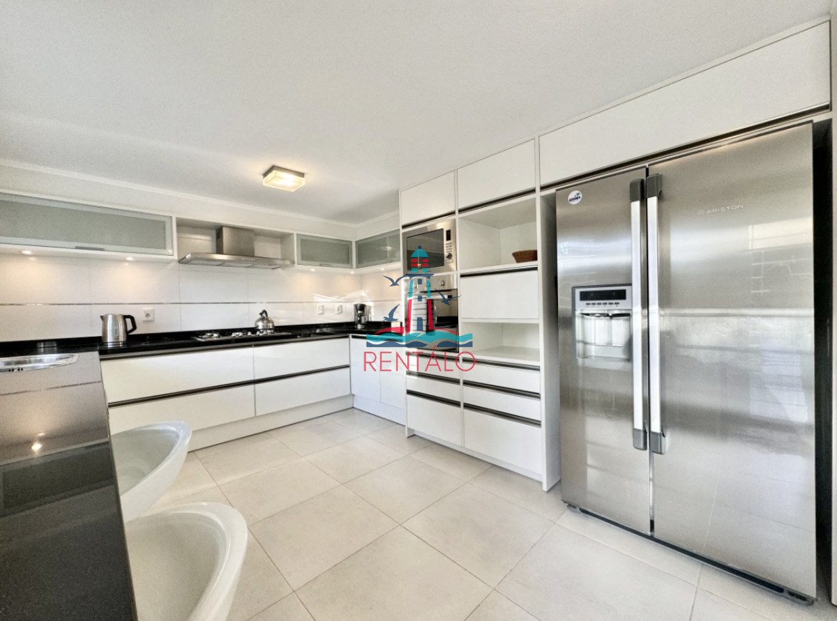 Casa ID.713 - Casa de 4 Dormitorios en Punta del este en Playa Mansa a Pocas Cuadras del Mar