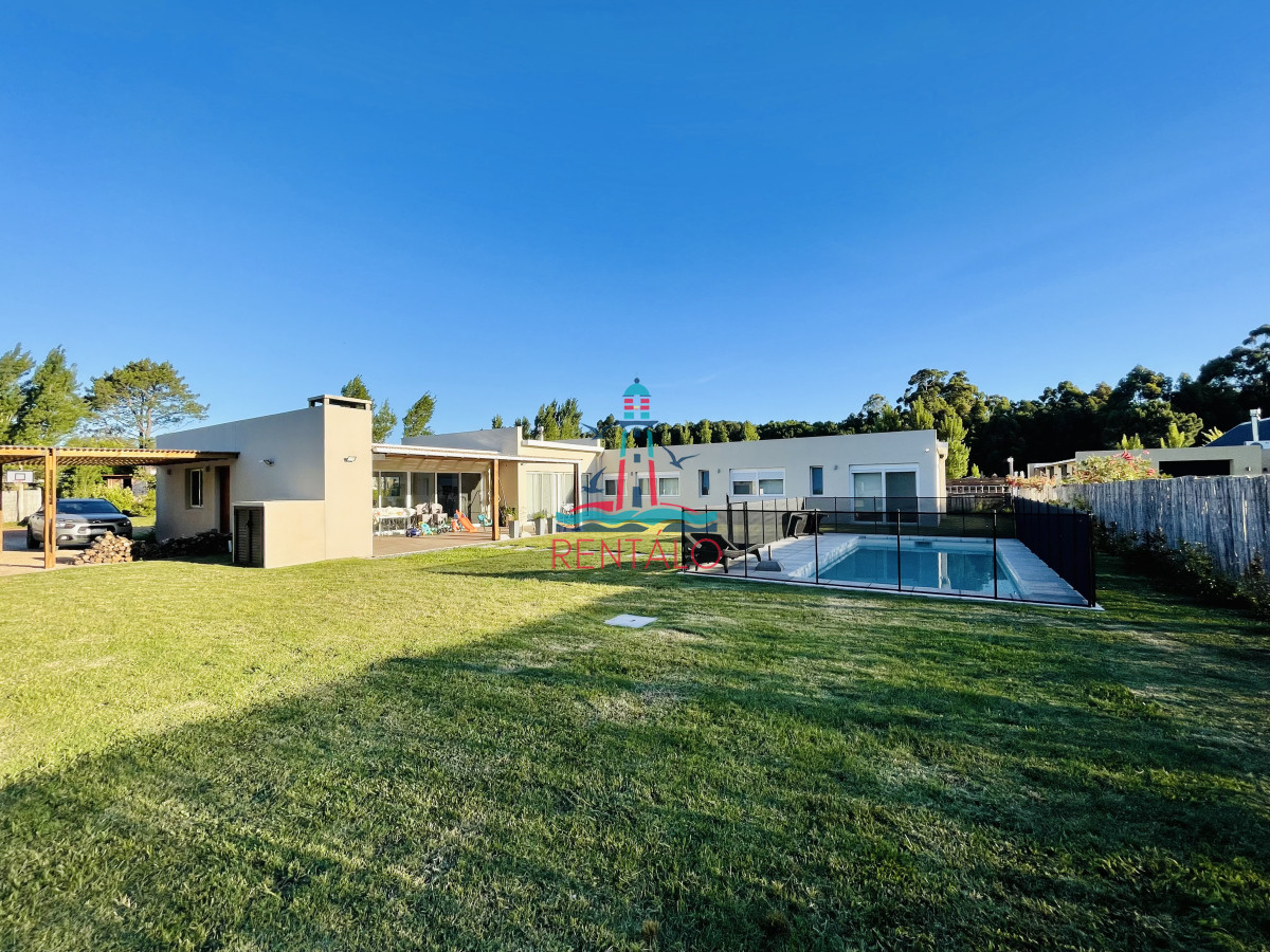 Casa ID.614 - Casa de 4 Dormitorios en venta en Punta del este  Piscina Climatizada y Parrillero en Punta Ballena, Barrio Semi Privado
