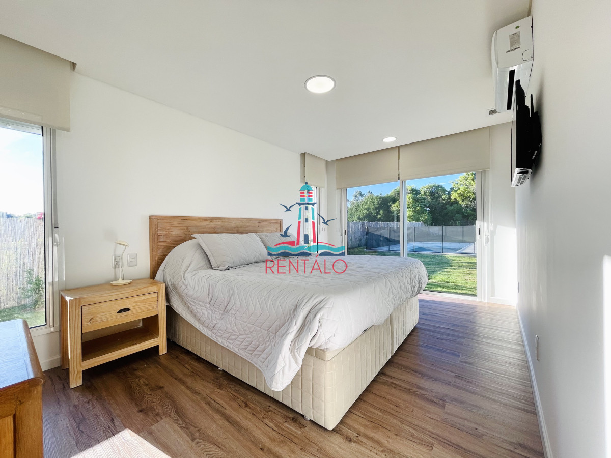 Casa ID.614 - Casa de 4 Dormitorios en venta en Punta del este  Piscina Climatizada y Parrillero en Punta Ballena, Barrio Semi Privado