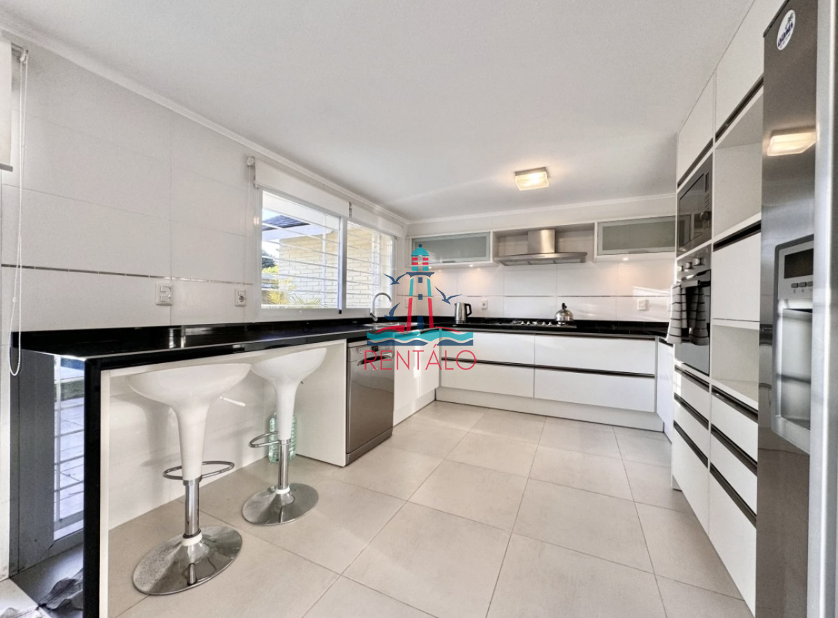 Casa ID.713 - Casa de 4 Dormitorios en Punta del este en Playa Mansa a Pocas Cuadras del Mar