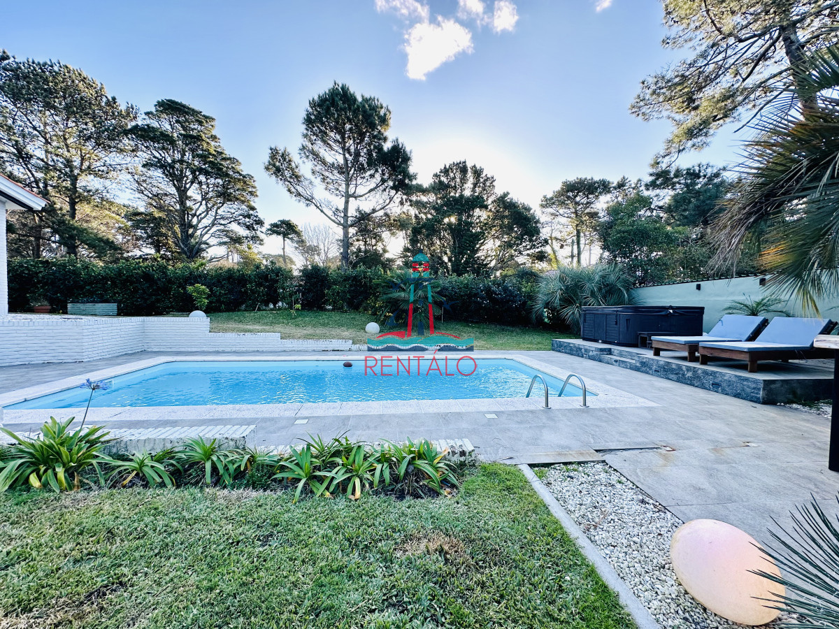 Casa ID.471 - Espectacular Casa Moderna de 5 Dormitorios con Piscina Climatizada en Alquiler de Temporada