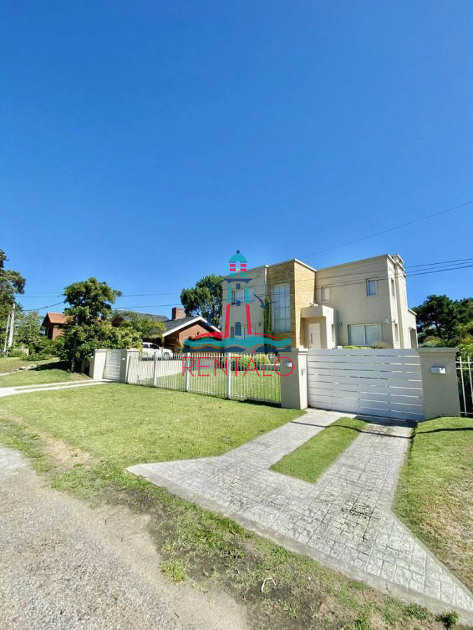 Casa ID.505 - Excelente Casa de 4 Dormitorios, Piscina Climatizada y Barbacoa en Pinares, Punta del Este